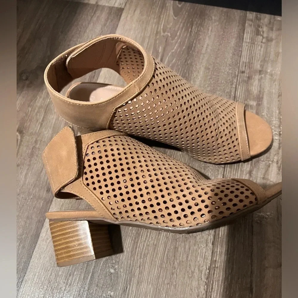 J. Adam’s size 8.5 Tan wedges. EUC